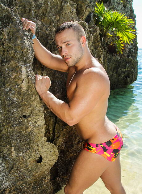 American husky guy Landon Mycles and british stud Luke Adams have a good sex in the pool