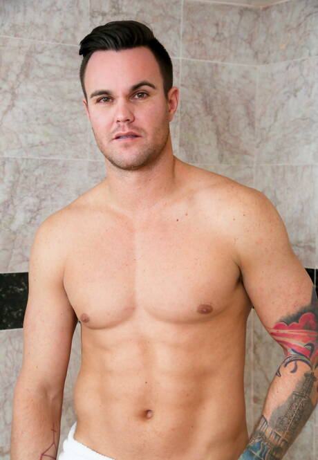 Spanish hairy stud Dario Beck and canadian strongman Beau Reed fuck ass after interracial sucking in bath