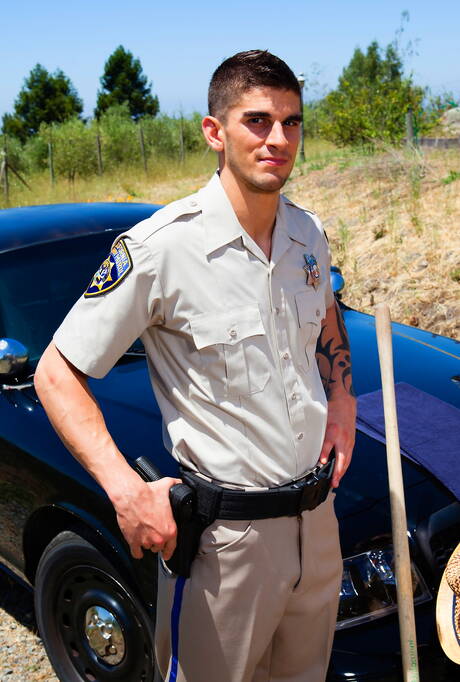 Nice american buddies beefy Tyler Torro and husky guy Cameron Foster fuck after dick sucking outside