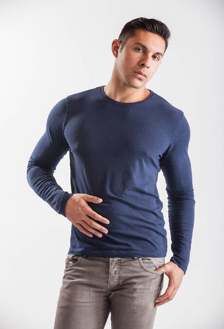 Hot american guys beefcake Billy Santoro and bull Seth Santoro shows a husky body