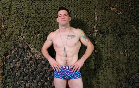 American otter Julian Brady get naked and showing his ass outdoor