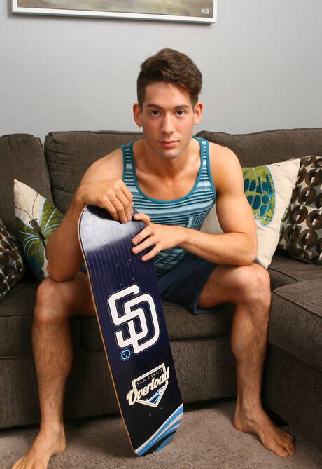 American husky guy Kyle Kash and young Kip Ryker have a good anal sex