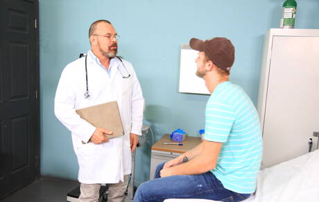 Pretty american guys hunky guy Max Sargent and hairy stud Chandler Scott have a good anal sex with fisting