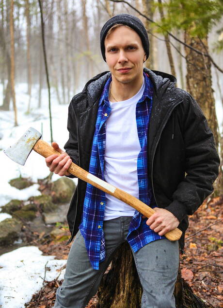 Canadian strong bull Ryan Bones and canadian beefcake Ethan Chase have a good sex outside