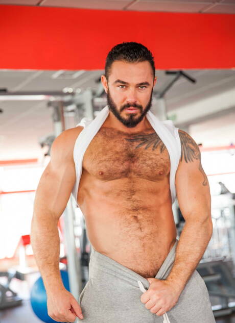 German strongman Jessy Ares and french strongman Theo Ford fuck ass after sucking