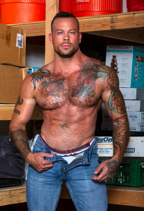 Two american guys bodybuilder Sean Duran and gay bear Blaze Austin in hot anal sex