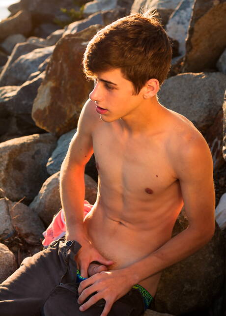 American hot twink Joey Mills shows a beautiful body at the pool