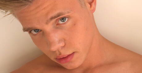 Superstud Robin Rieff teasing his dick