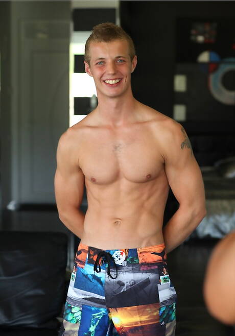 Czech beefy Steve Peyroux get naked and showing hot ass