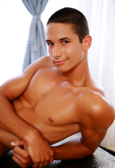 Beefcake Dan Arlett get naked and showing hot butt