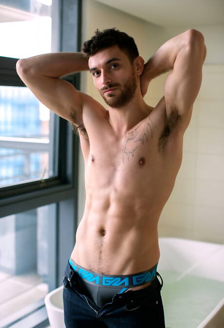 Two american guys superstud Boomer Banks and beautiful boy Dillon Rossi have a hot sex in bath