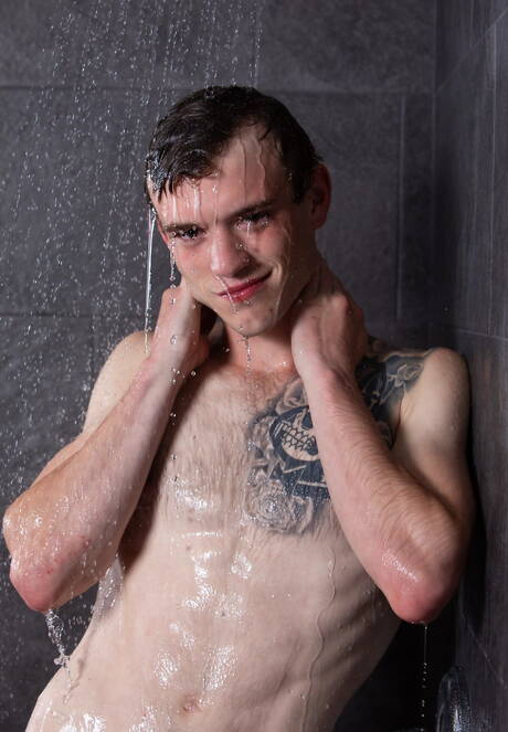 Alex Tanner and american strongman Scott Finn undressing and showing ass in hot shower