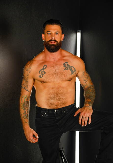 Hot american boys well-built Casey Everett and mature bear Alpha Wolfe fuck ass after sucking