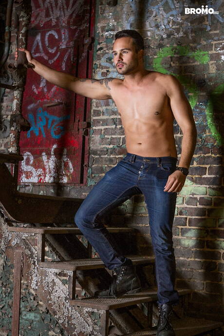 Muscular Jax Damon and canadian hunk Bo Sinn banged each other