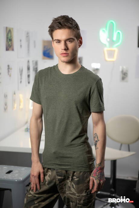 Russian pretty boy Lev Ivankov and  Fly Tatem in hot anal sex with fisting