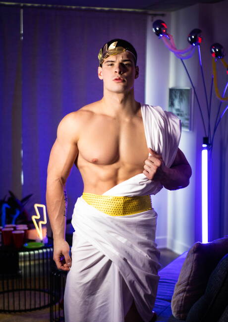 Canadian bodybuilder Malik Delgaty and american hairy stud James Fox have a hot sex