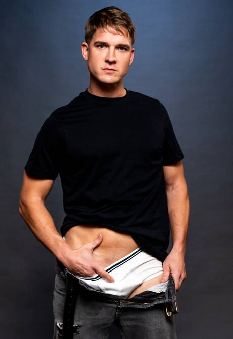 Two american boys superstud Brandon Anderson and hunky guy Elliot Finn fuck after dick sucking at the pool