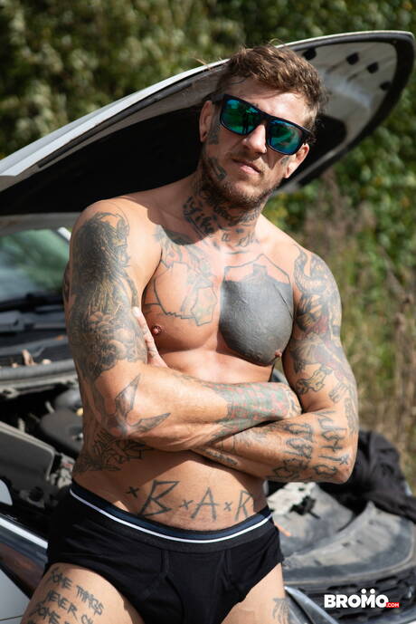 Canadian superstud Bo Sinn and canadian twink Benjamin Blue in hot ass bang outdoor