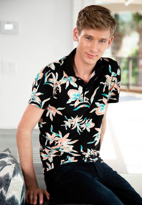 Two american boys young dude Ryan Jordan and pretty boy Julian Bell in hot homosexual scene