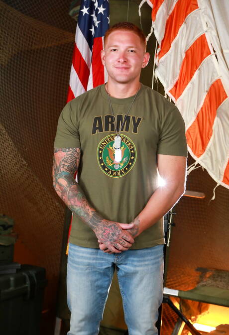 Beefy Dereck Defendi and beefcake Jeremiah Cruze drilling an ass