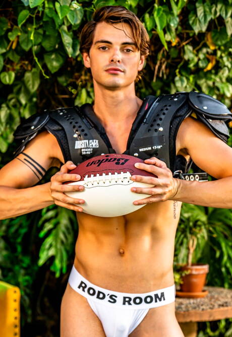 Well-built Derek Kage and hunk Ben Masters have a good sex outside