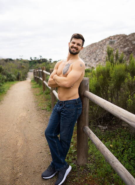 American beefcake Brysen and well-built Shane love each other outdoor