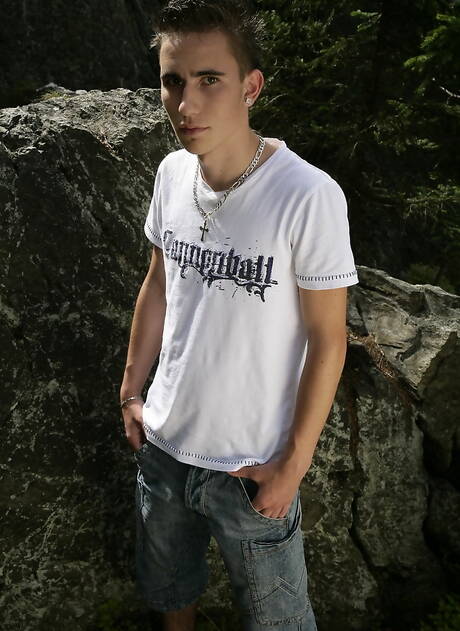 Czech beefy Andre Lopes and young dude Ben Wild fuck after blowjob outdoor