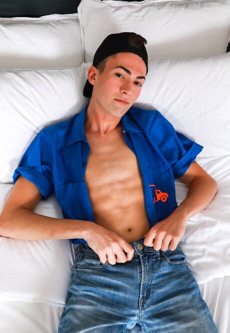 Beautiful buddy Tristan West and hot dude Ryder Owens fuck after dick sucking