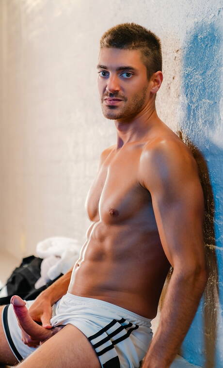 Husky guy Benjamin Blue and stud Raphael Louis fuck after dick sucking