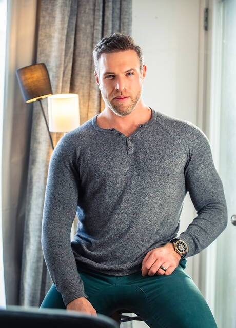 American tough guy Alex Mecum and canadian hunky guy Thyle Knoxx in hot homosexual action