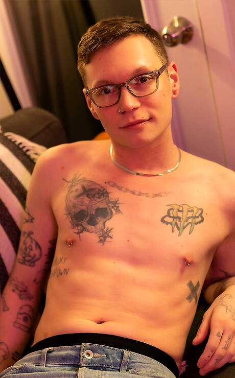 Latin bodybuilder Kenzo Alvarez and canadian twink Marco Bianchi have anal sex outdoor