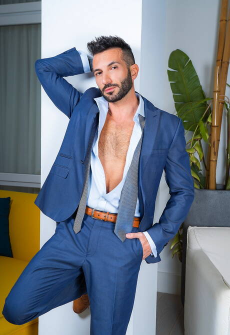 Tough guy Bruno Max and beefy Johnny Viper drilling an ass in bath