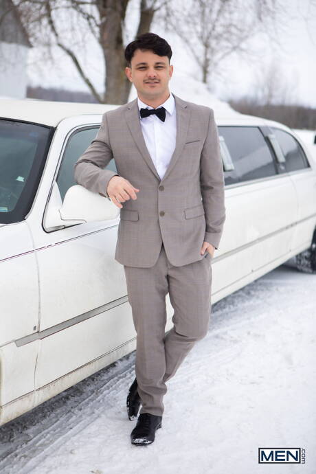 Canadian twink Leo Louis and american stud Enzo Muller have a hot sex outside