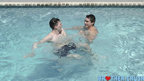 American beefy Valentino Nappystar have a threesome pleasure at pool