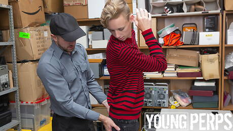 American hunky guy Wesley Woods and hot twink Hunter Grey sucking and fucking each other