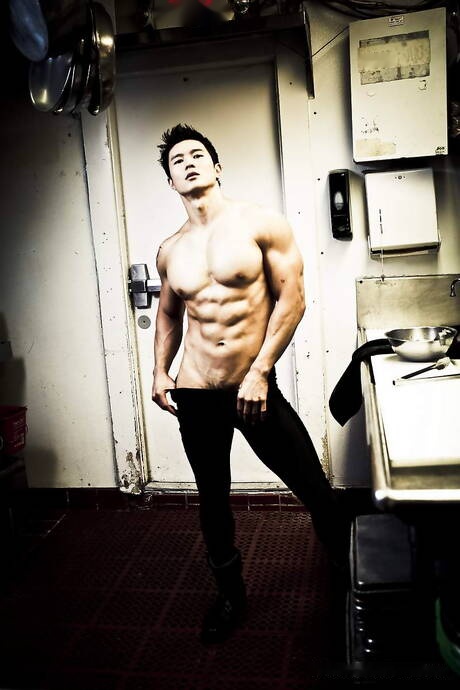 Asian bull Peter Le jack off his dick