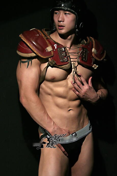 Asian bull Peter Le posing nude and showing tight butt