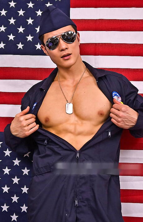 Oriental bodybuilder Peter Le posing naked and showing nice ass