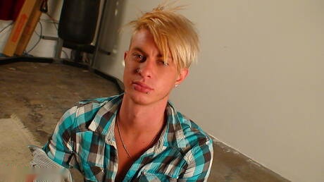 Husky guy Ace Kenny and muscular Kris Anthony in blowjob scene