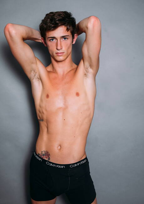 American pornstars young boy Dallas Preston and well-built Evan Knoxx have a good anal sex