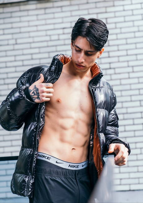 Latin husky guy Angel Elias and american muscular Tristan Hunter have anal sex outdoor