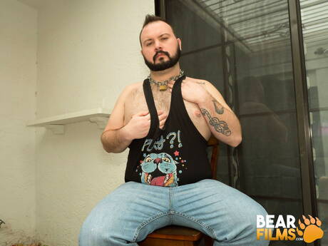 American bear Dean Gauge posing naked and showing his butt
