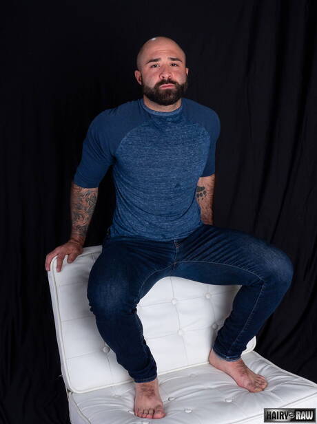 American hot bear Atlas Grant get naked and showing tight ass