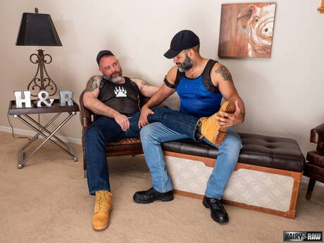 Two american boys bodybuilder Sterling Johnson and mature bear Kurt Jacobs have a good anal sex