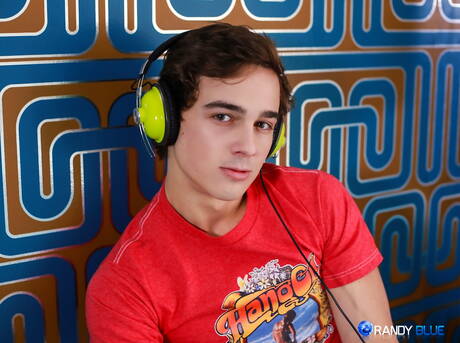 Two american boys beefy Justin Owen and stud Killian James fuck ass after sucking cock