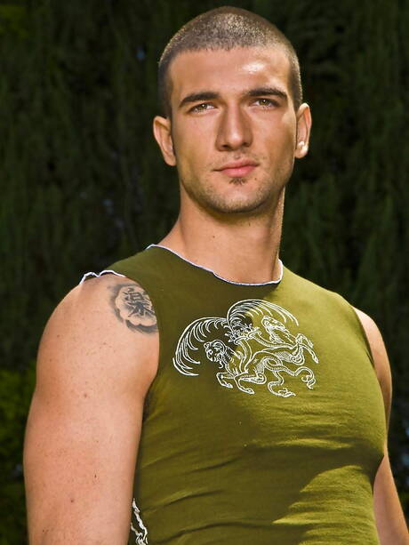 Hunky guy Luke Steel get naked and showing his butt at pool