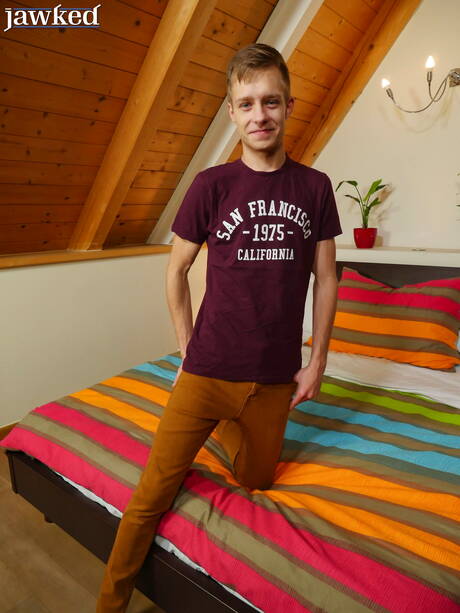 Hot twink Ben Kingston posing nude and showing his butt