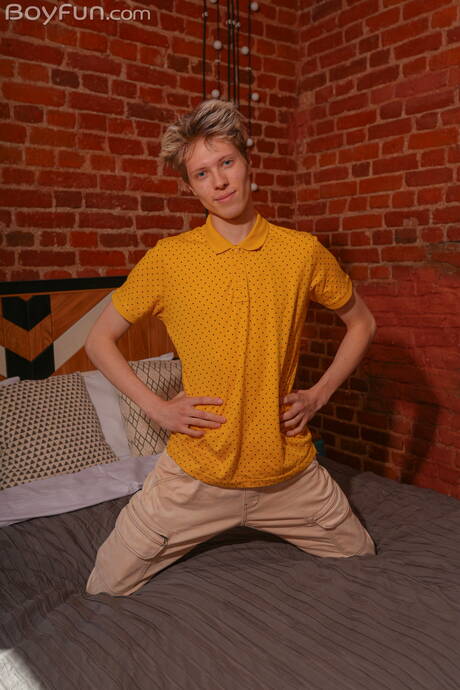 Hot twink Angel Abell shows a perfect body