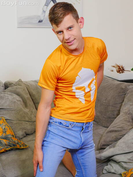 Pretty boy Ollie Barn posing naked and showing tight butt