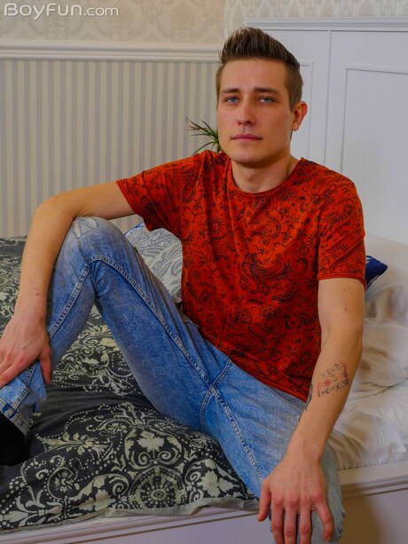 Young dude Evan Novak undressing and showing his ass